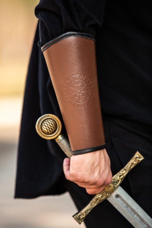 Bracciale da avambraccio in pelle "Ottar" con decorazione in rilievo Vegvisir