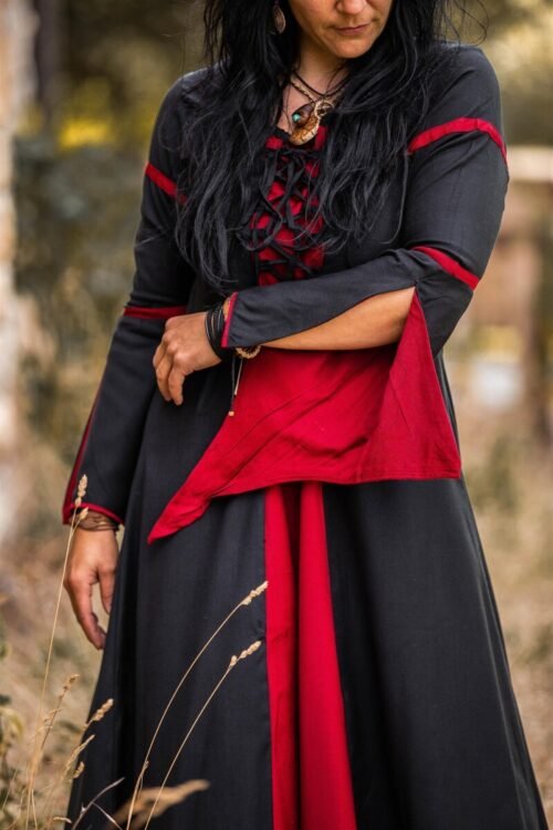 Abito con maniche a tromba "Larissa" - Nero/Rosso
