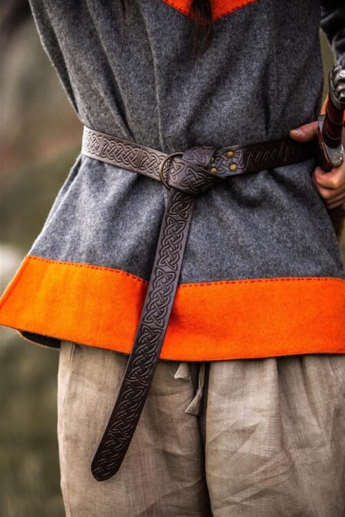 Cintura in pelle con anelli e motivo celtico a rilievo