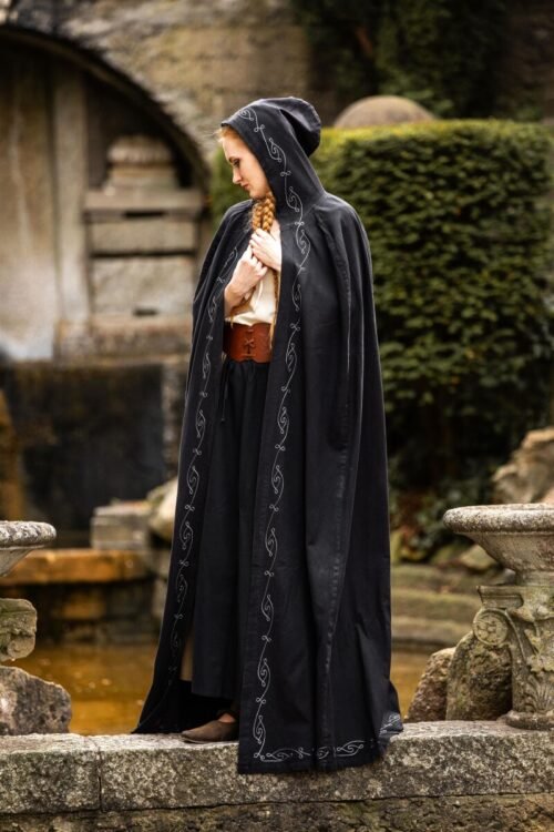 Mantello medievale ricamato "Erna"