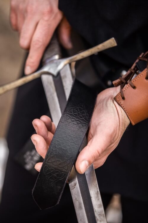 Cintura ad anello in pelle con motivo celtico, nera, 150 cm