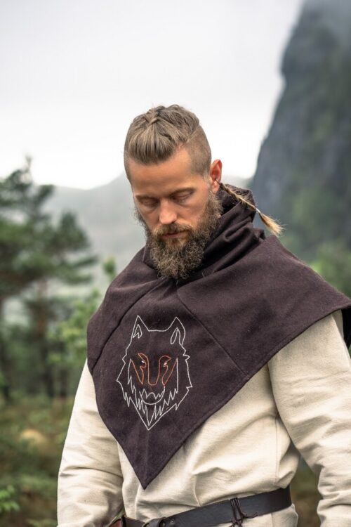Cappuccio vichingo "Tyr" di Skjoldehamn, marrone, con ricamo raffigurante un lupo