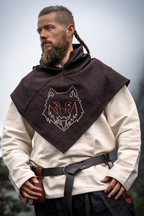 Cappuccio vichingo "Tyr" di Skjoldehamn, marrone, con ricamo raffigurante un lupo