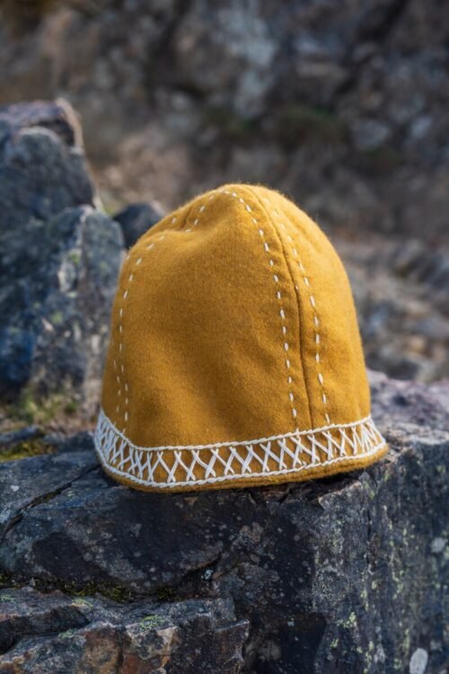 Cuffia vichinga in lana con ricamo 'Yngvy' - senape, S/M (54/56)