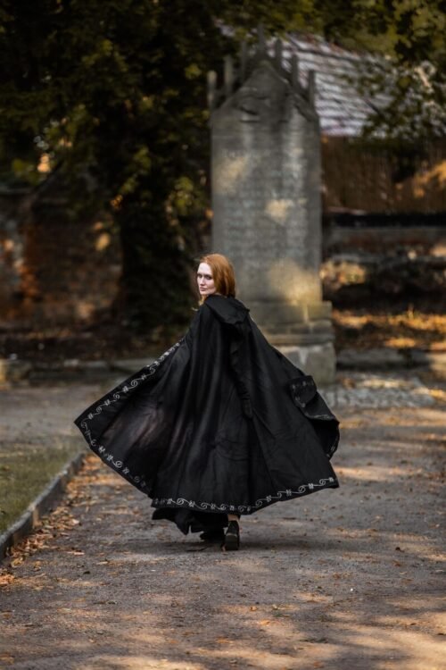 Mantello in lana ricamato "Alma"